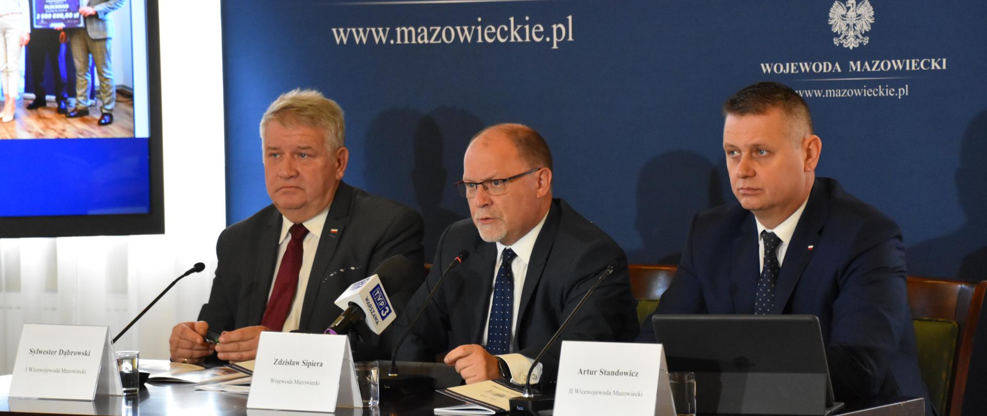 Na zdjęciu od lewej: Wicewojewoda Mazowiecki Sylwester Dąbrowski, Wojewoda Mazowiecki Zdzisław Sipiera, Wicewojewoda Mazowiecki Artur Standowicz.