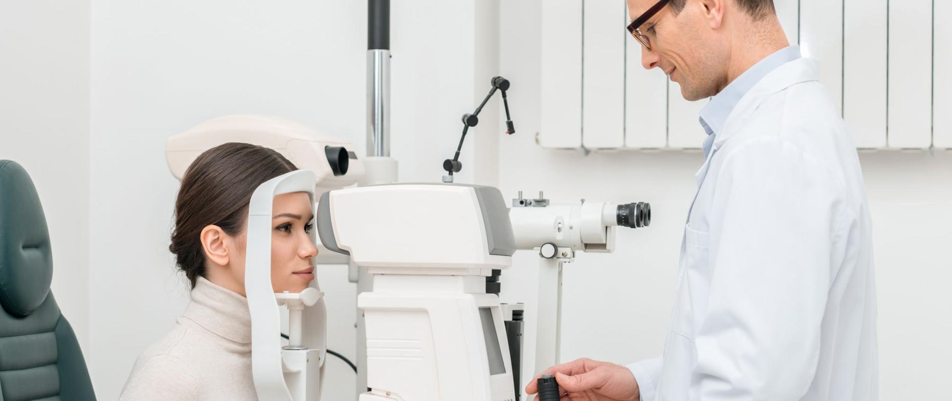 Na zdjęciu jest widoczne wykonywanie badania oczu pacjentce przez lekarza.