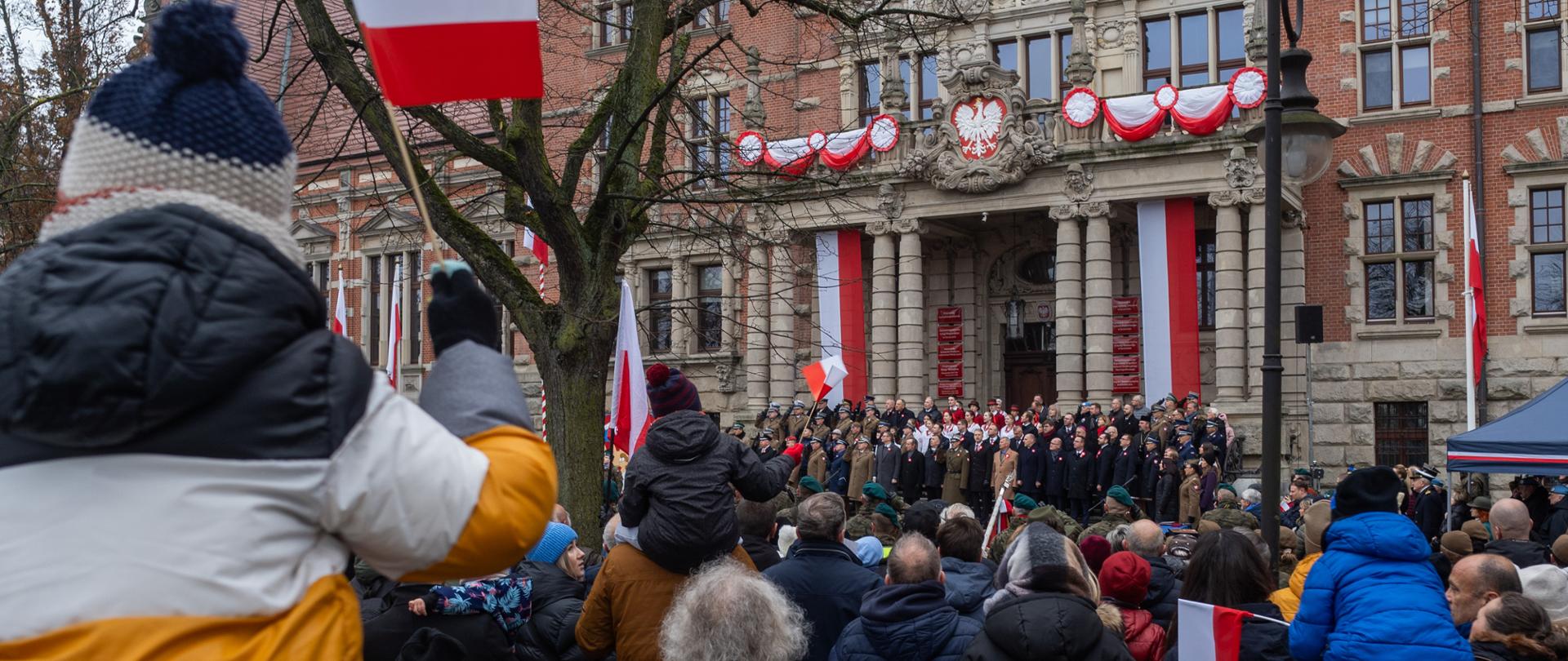 uroczystości przed Zachodniopomorskim Urzędem Wojewódzkim w Szczecinie w Narodowe Święto Niepodległości