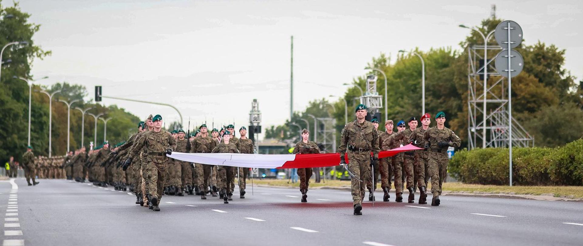 W nocy z 10 na 11 sierpnia na warszawskiej Wisłostradzie odbyła się próba generalna do defilady, która już 15 sierpnia stanie głównym punktem centralnych obchodów święta Wojska Polskiego.