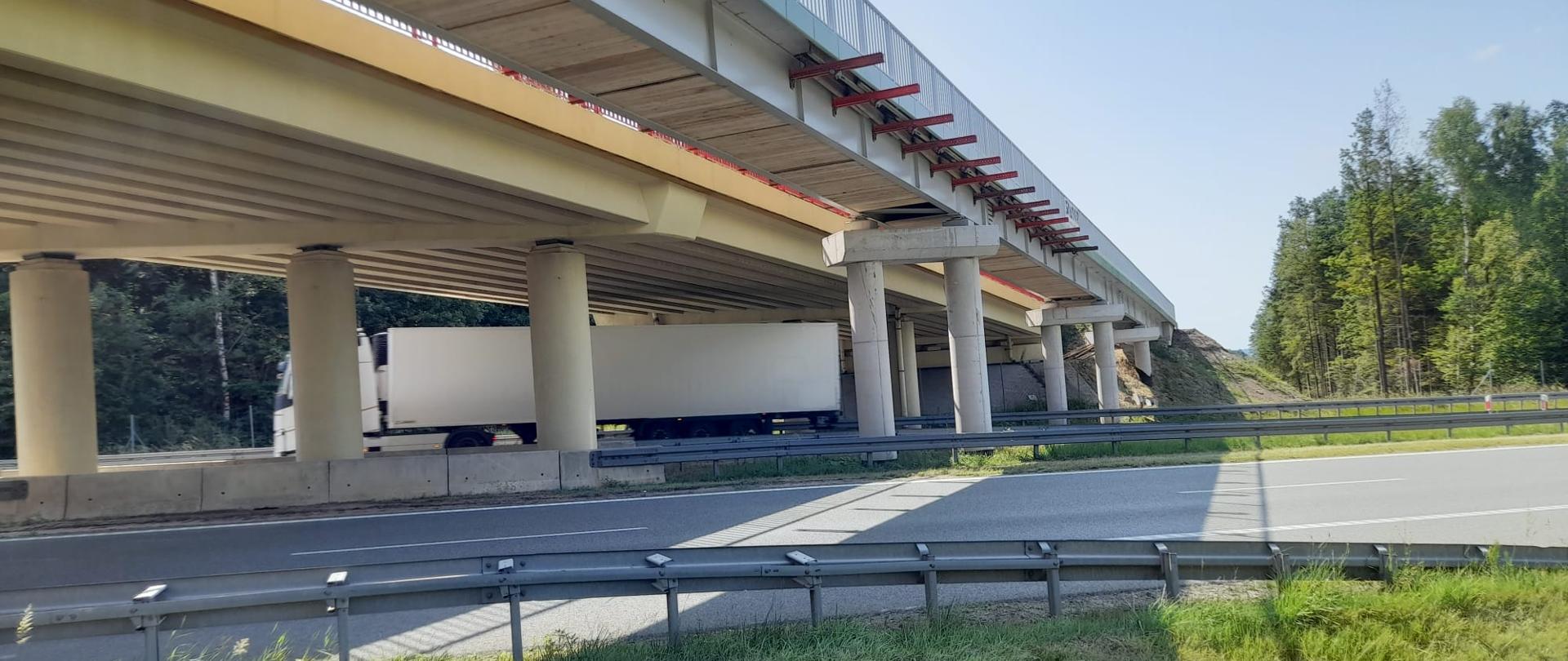 S7 obwodnica Kielc - wiadukt i kładka rowerowa nad dwujezdniową drogą. Pod obiektami mostowymi TIR z jasną naczepą 