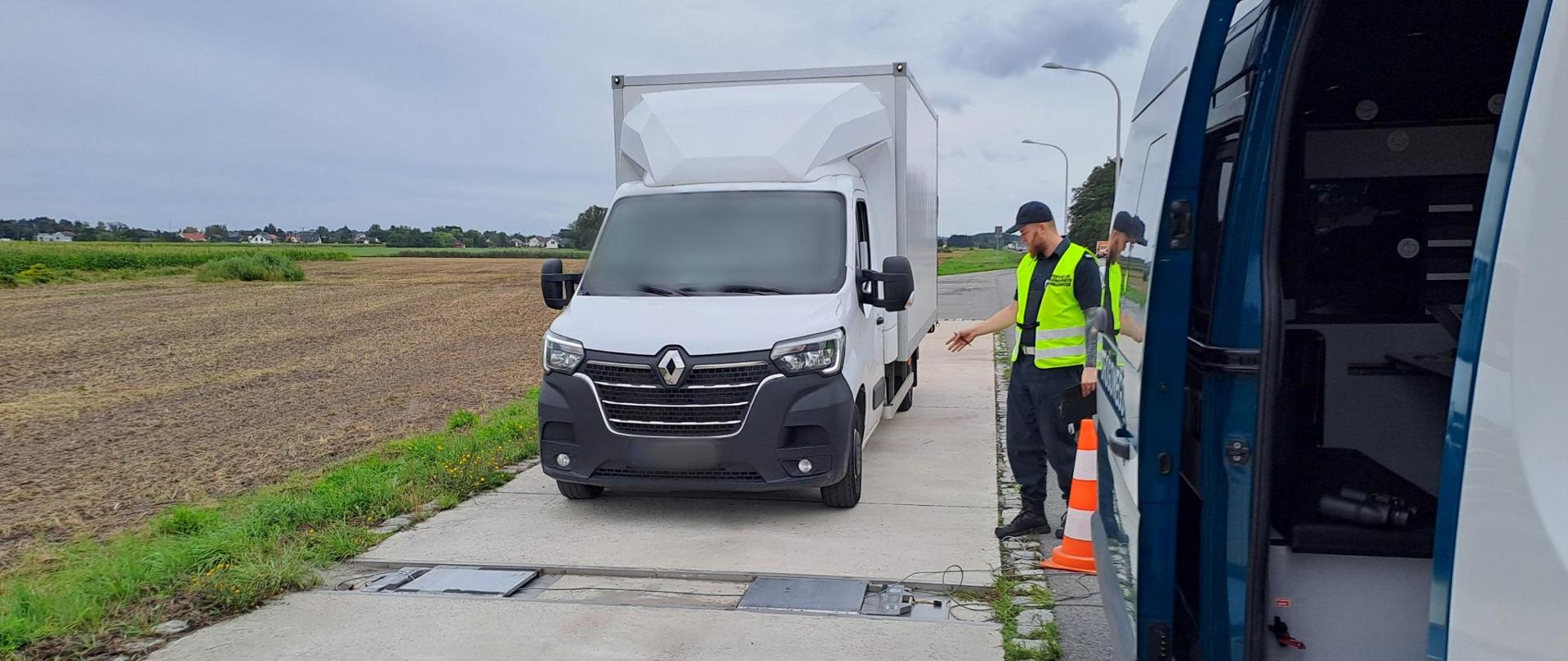 Kontrolowany „bus” na punkcie kontrolnym opolskiej Inspekcji Transportu Drogowego