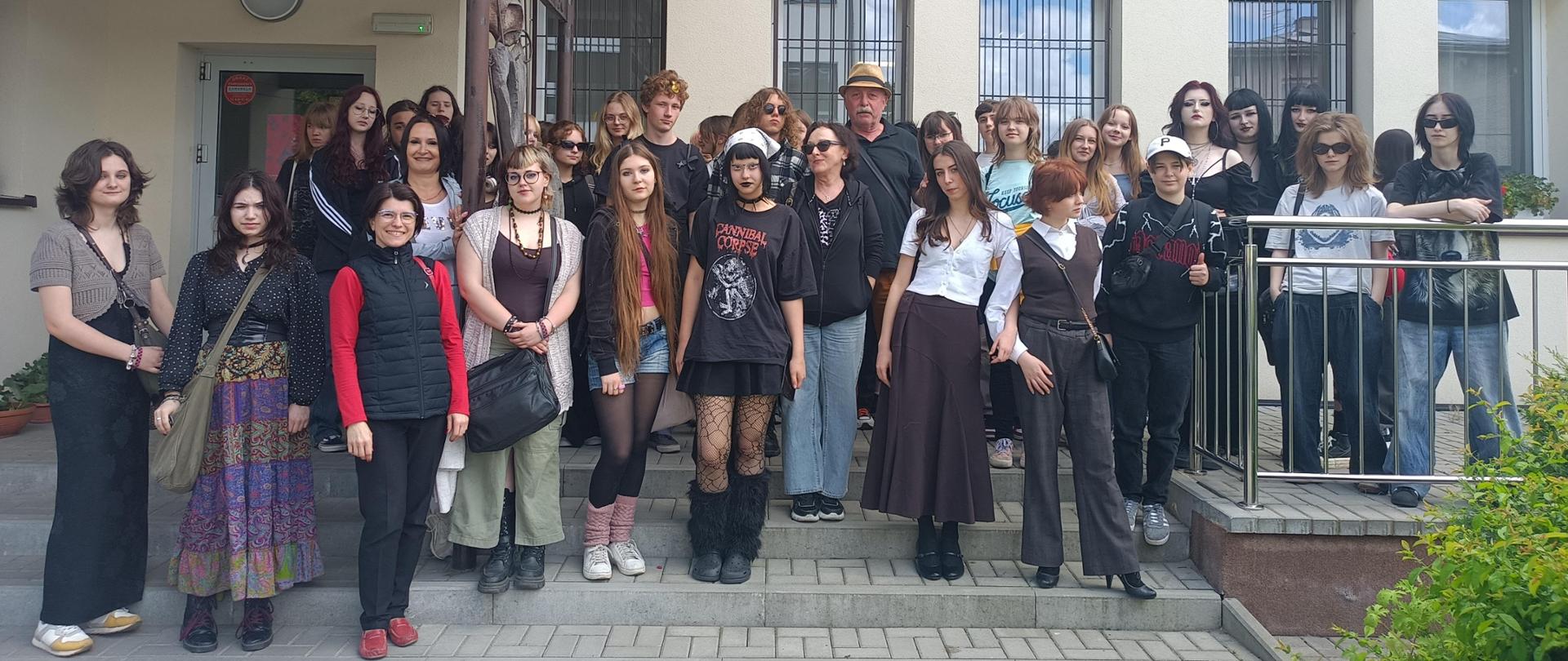 Grupa nauczycieli i uczniów przed budynkiem PLSP w Krośnie