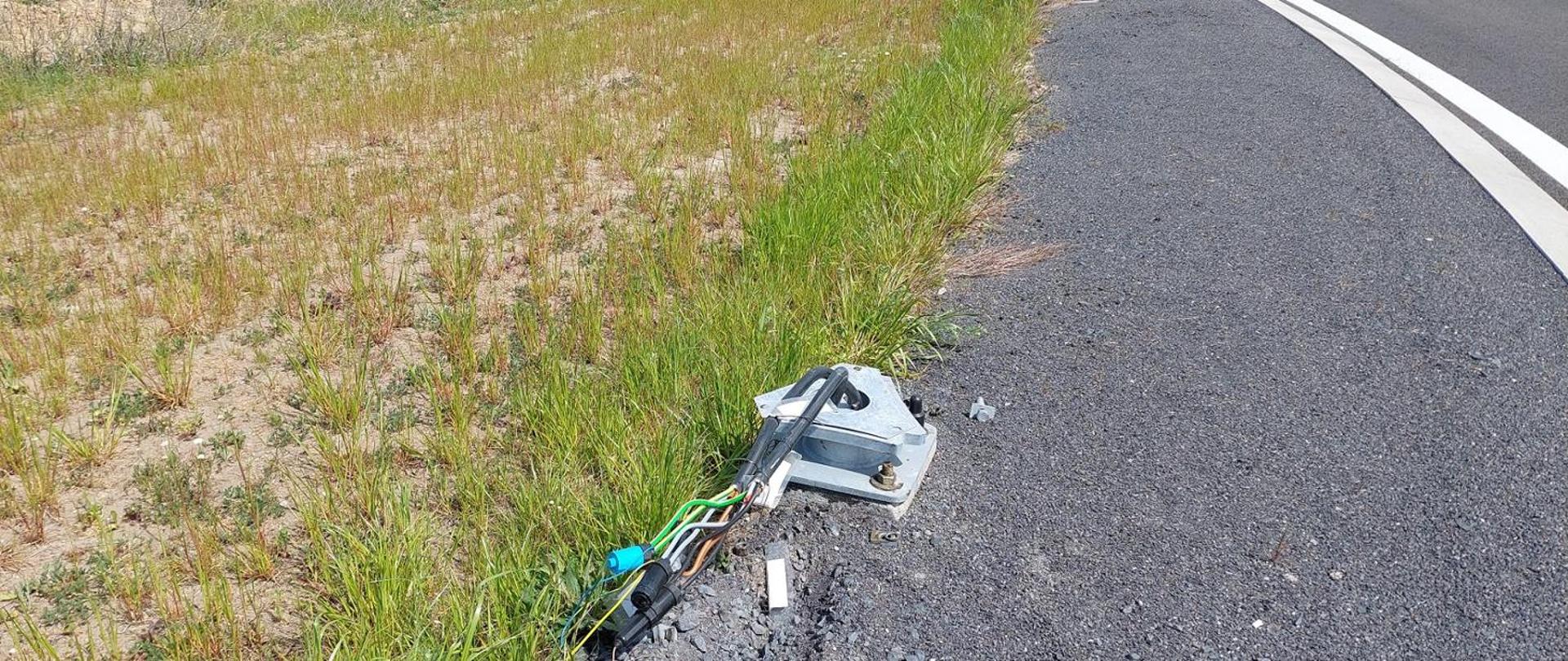 W ostatnich dniach dokonano kradzieży trzech lamp oświetlających oddane w ubiegłym roku do użytku rondo na skrzyżowaniu DK22 i DK24, pozostawiając odsłonięte kable elektryczne.