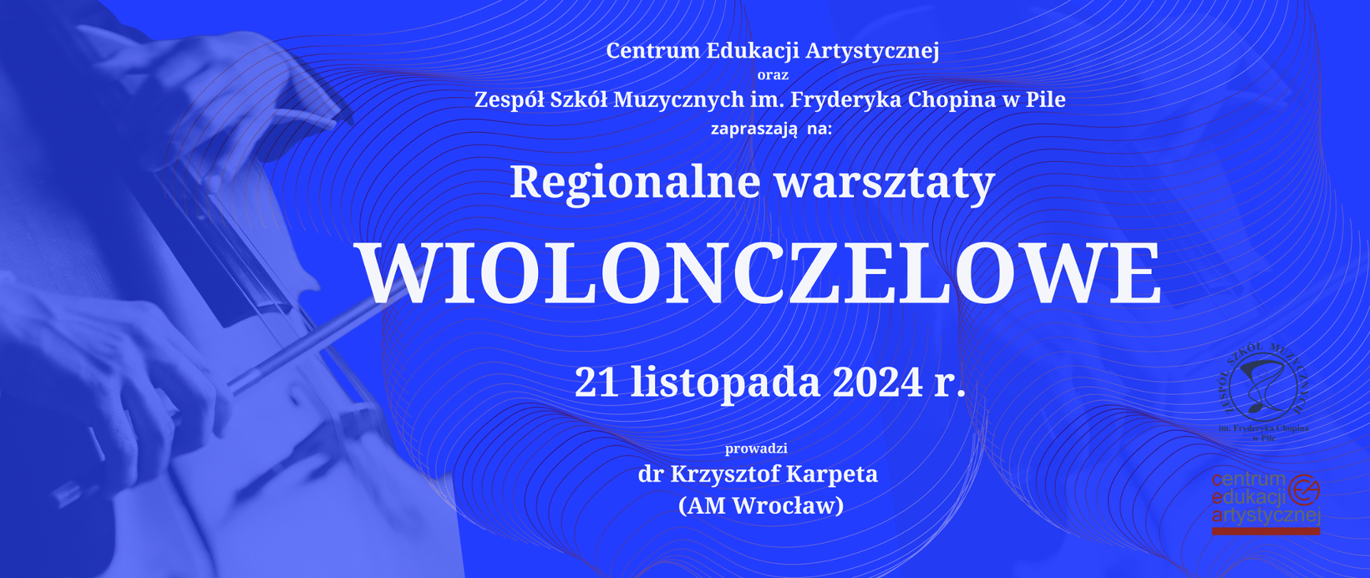 Na niebeskim tle pozaginane krzywe lnie na całym banerze. W prawym dolnym rogu w kółku logo Szkoły Muzycznej im. F Chopina w Pile oraz logo czerwono kremowy napis Centrum Edukacji Artystycznej