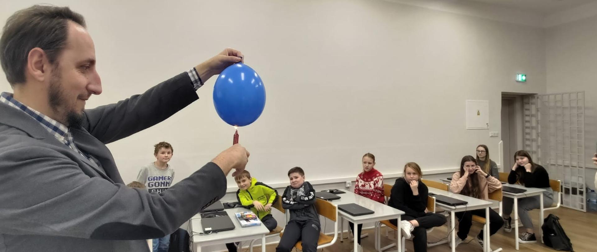 Eksperyment z balonem z wodą w szkole podstawowej z dziećmi w klasie w ramach programy Aktywni Błękitni.
