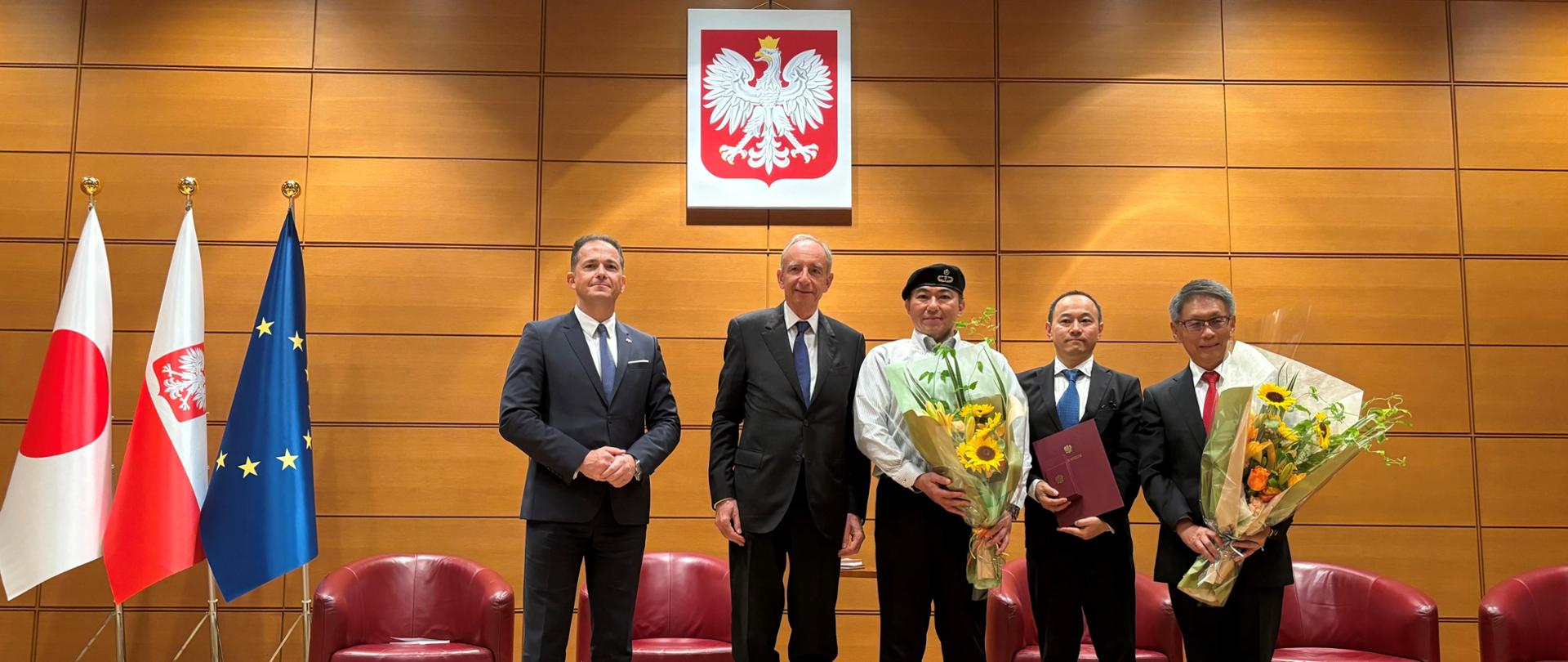 Wiceminister Władysław Teofil Bartoszewski w Tokio podczas wręczenia oznaczeń