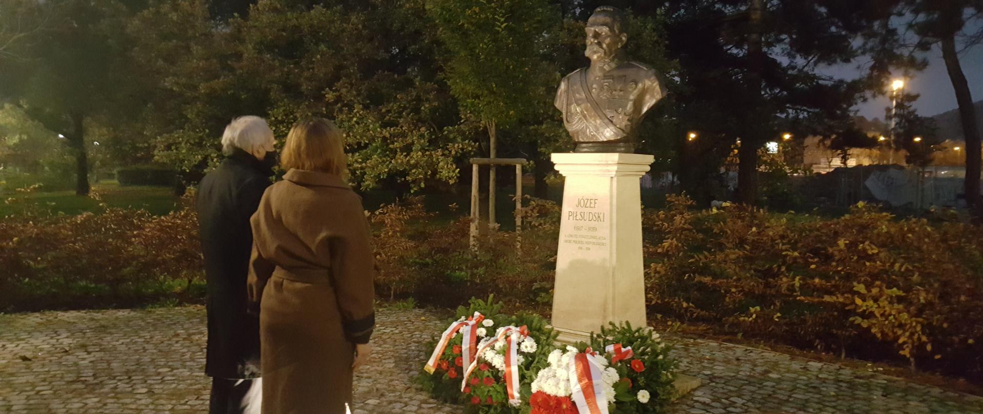 Pod pomnikiem Marszałka Piłsudskiego w Budapeszcie