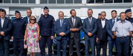 240828 - Nowe radiowozy dla dolnośląskich policjantów – Wojewoda Dolnośląski Maciej Awiżeń przekazał kluczyki do floty hybrydowej 48 nowych radiowozów.