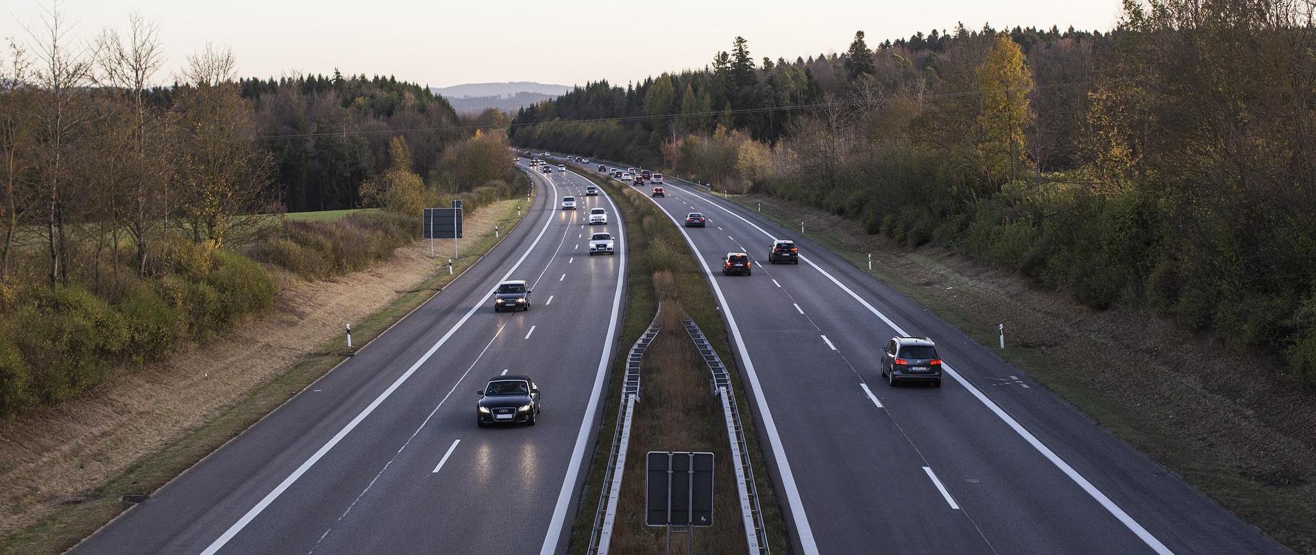 Samochody na autostradzie