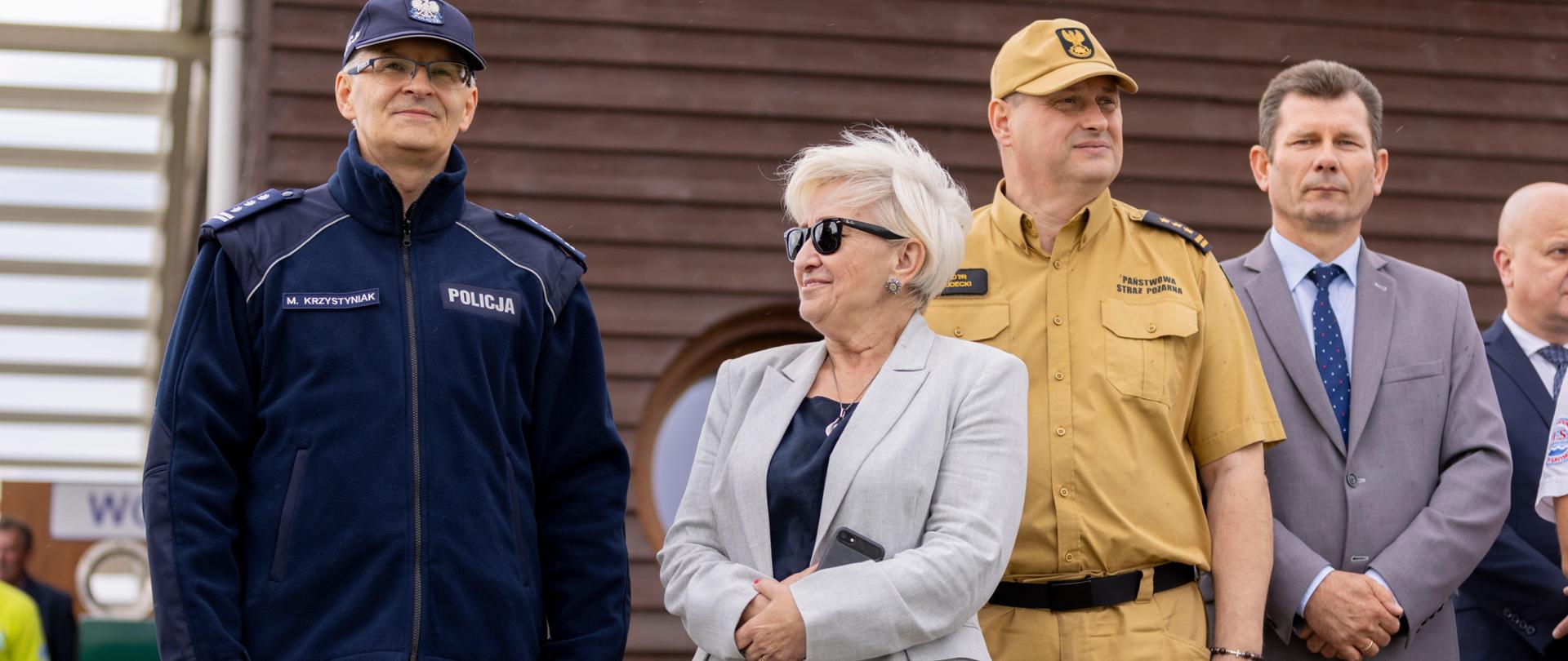 Wojewoda łódzki Dorota Ryl z przedstawicielami służb uczestniczących w posiedzeniu Wojewódzkiego Zespołu Zarządzania Kryzysowego. 