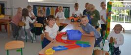 Dzieci bawiące się w zmodernizowanym obiekcie w Czerniewicach 