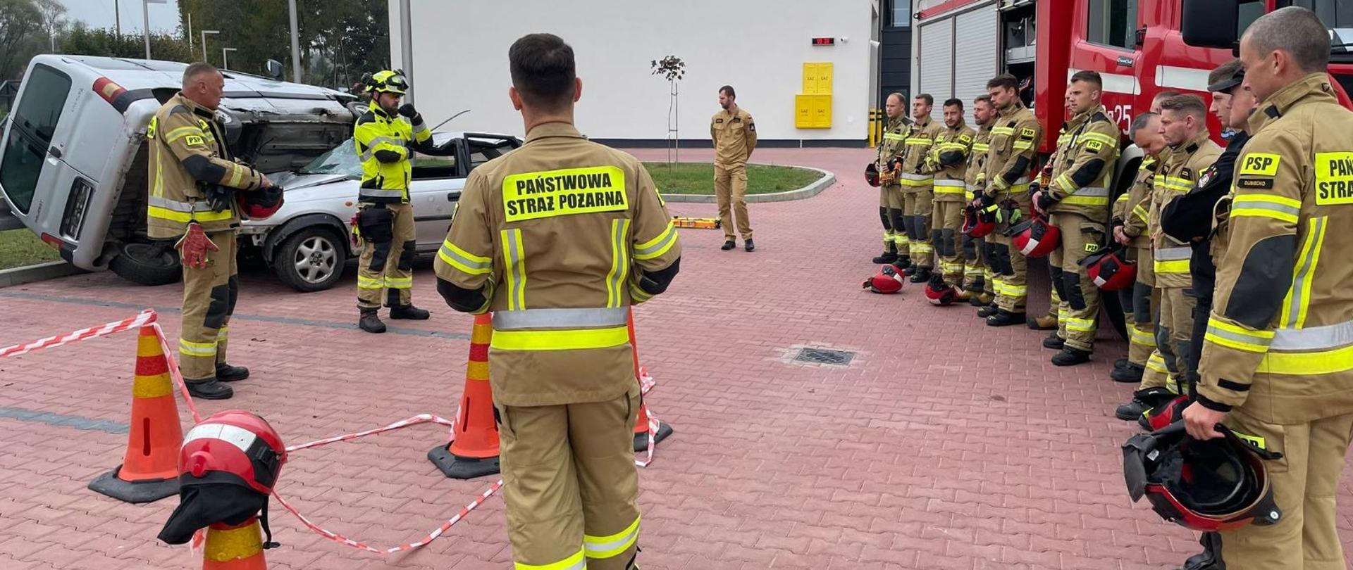 Zdjęcie przedstawia strażaków podczas warsztatów ratowniczych w JRG Dubiecko