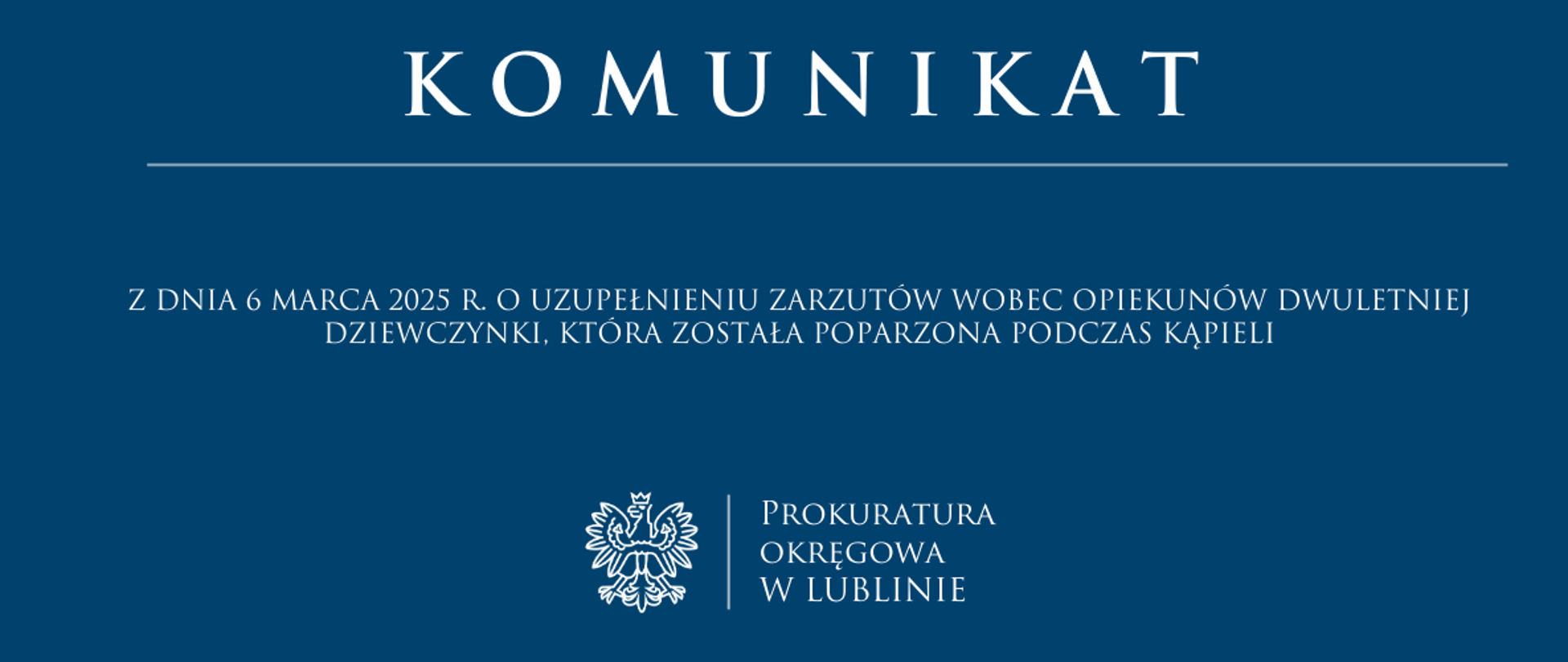 Baner z napisem "Komunikat z dnia 6 marca 2025 r. o uzupełnieniu zarzutów wobec opiekunów dwuletniej dziewczynki, która została poparzona podczas kąpieli"