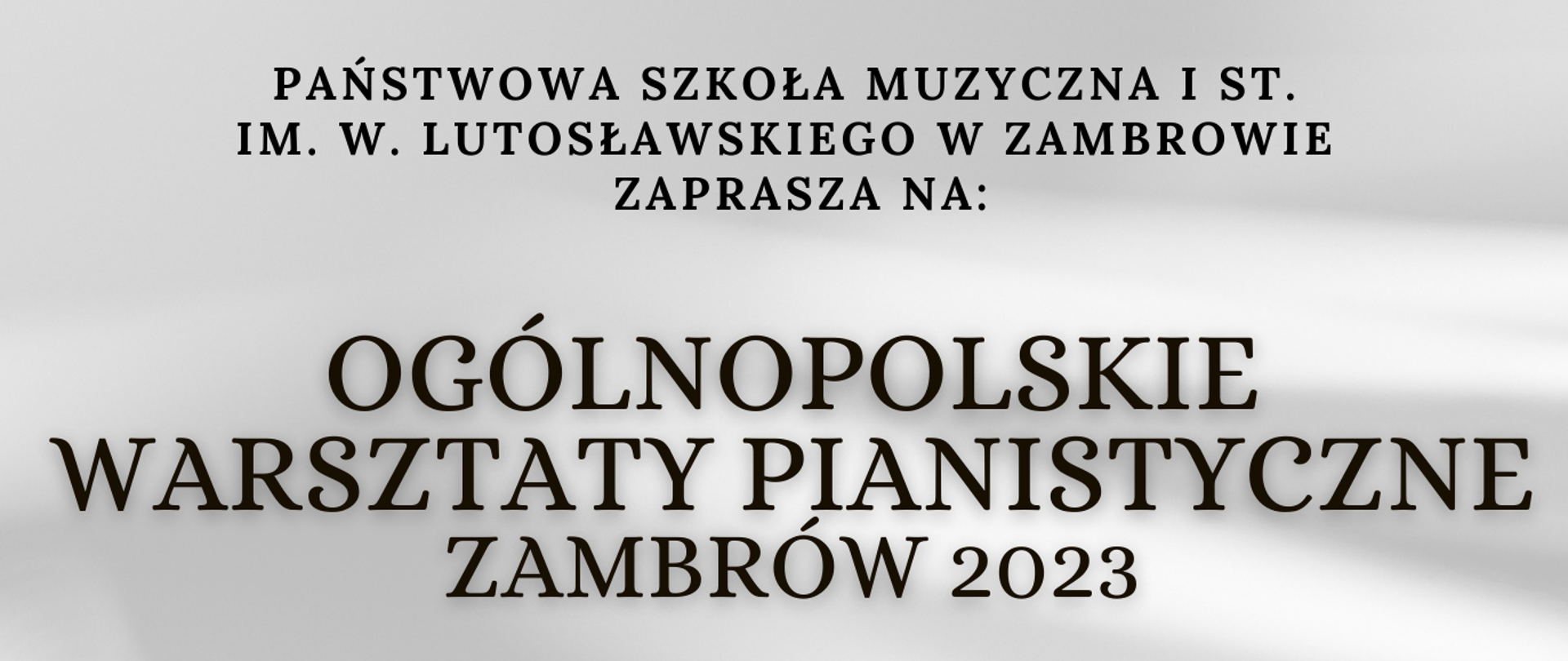 na szarym tle umieszczony jest szereg napisów. Od góry informacja o szkole, gdzie się odbywa wydarzenia, poniżej pełna jego nazwa, osoby prowadzące warsztaty oraz od około środka pełny harmonogram wydarzenia w stopie plakatu informacja o organizatorze i patronacie medialnym.