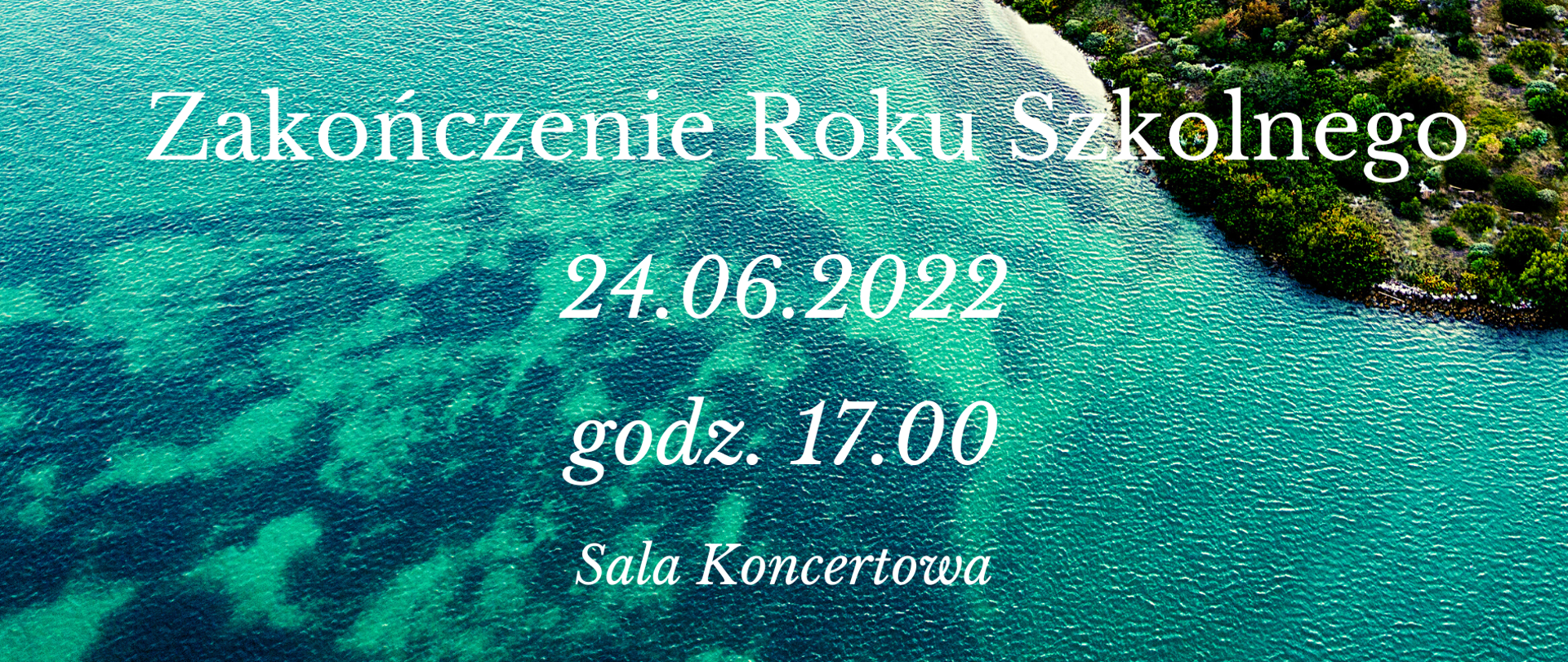 Na tle atolu wyspy z lotu ptaka białe napisy Zakończenie roku szkolnego. 24.06.2022 godz. 17.00. Sala Koncertowa