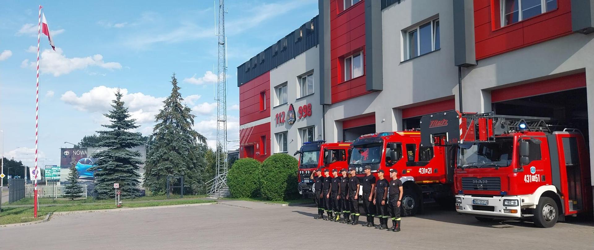 Strażacy stoją przed Komendą