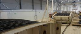 hala prefabrykacji - tubing w formie (przygotowane do betonowania)
