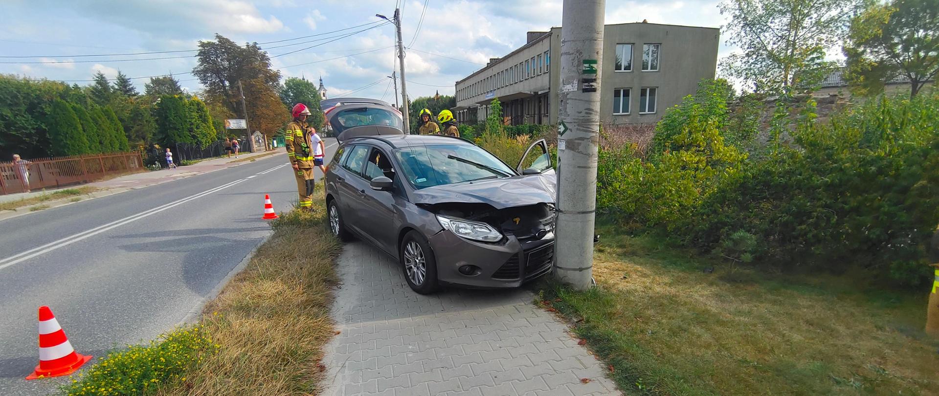 Auto osobowe uderzyło w słup