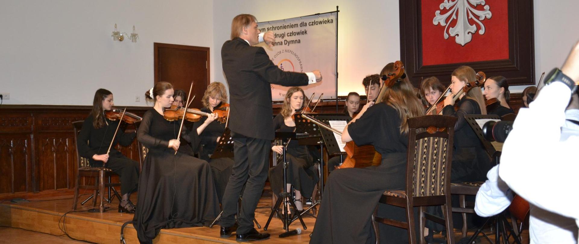 Orkiestra PSM II stopnia w Mielcu na scenie mieleckiej szkoły muzycznej podczas koncertu w ramach inauguracji działalności STOWARZYSZENIA OSÓB Z NIEPEŁNOSPRAWMNOŚCIAMI "TACYSAMI".
