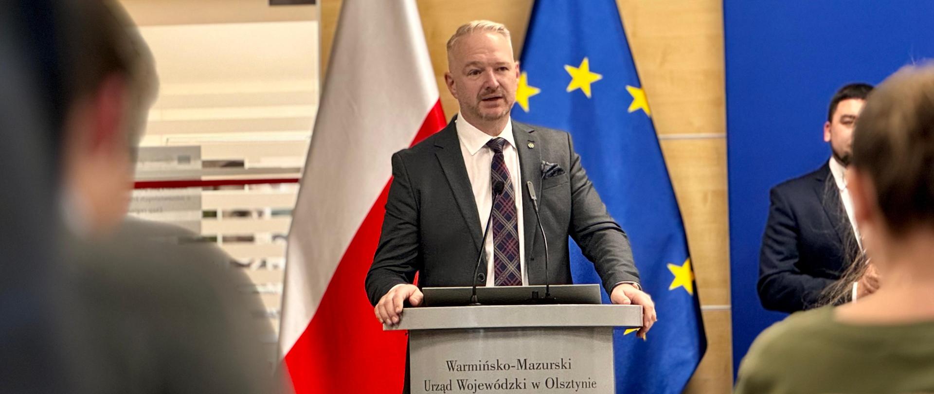 Wojewoda Warmińsko-Mazurski Radosław Król podczas wystąpienia na konkursie pn. „Olimpiada wiedzy o odnawialnych źródłach energii” Etap regionalny.