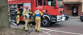 1. Ćwiczenia kazimierskich strażaków na budynkach wielorodzinnych – przygotowanie sprzętu do działań gaśniczych