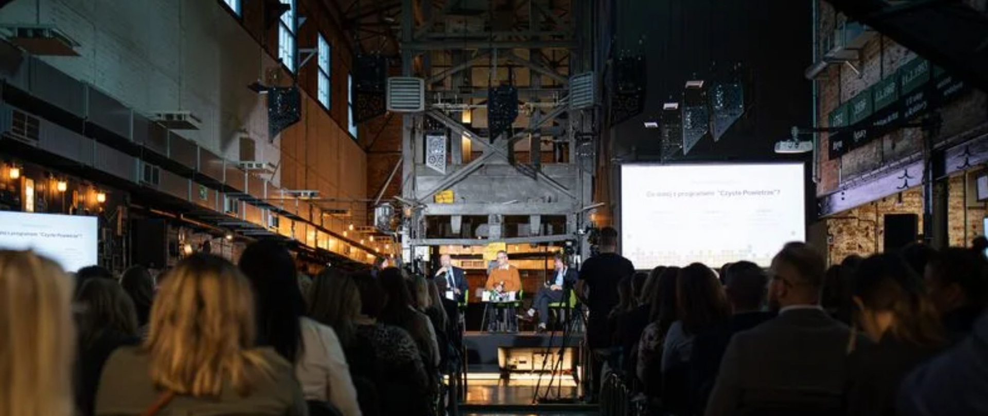 Publiczność, prelegenci, sala konferencyjna