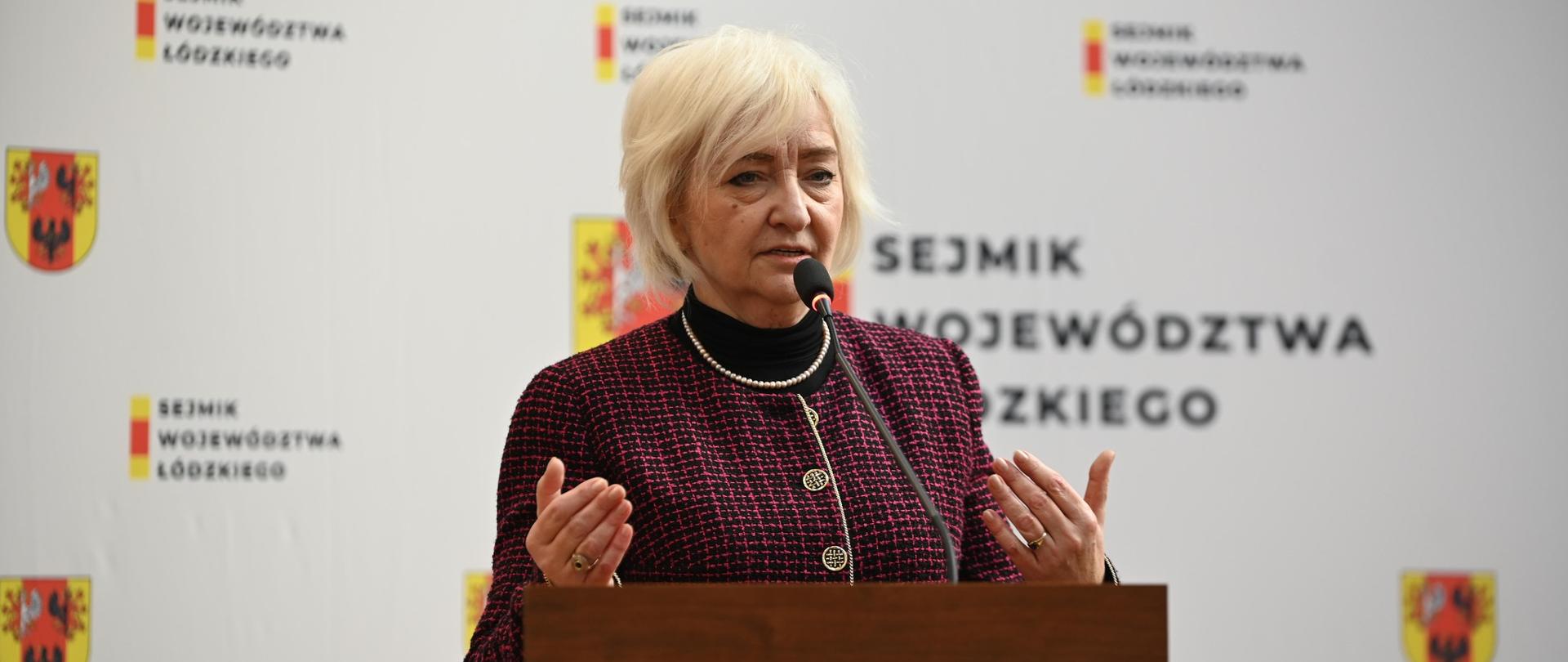 Wojewoda Łódzki Dorota Ryl przemawia w trakcie obrad Sejmiku WŁ