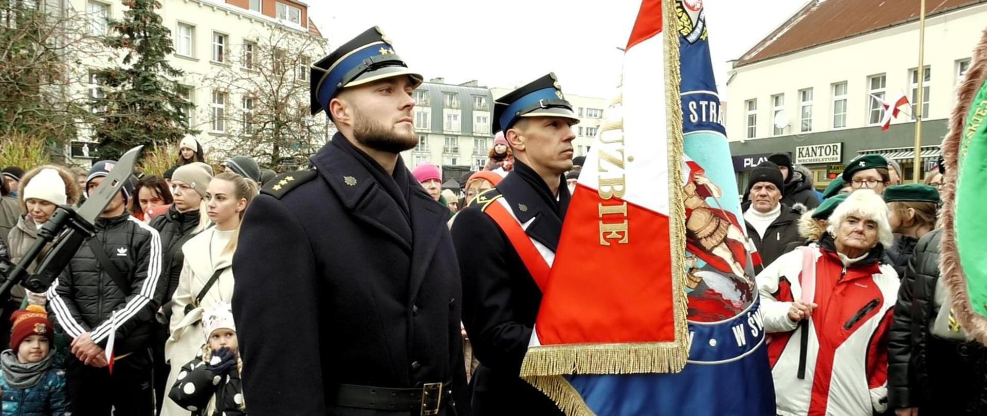 Na zdjęciu widoczni strażacy w poczcie sztandarowym