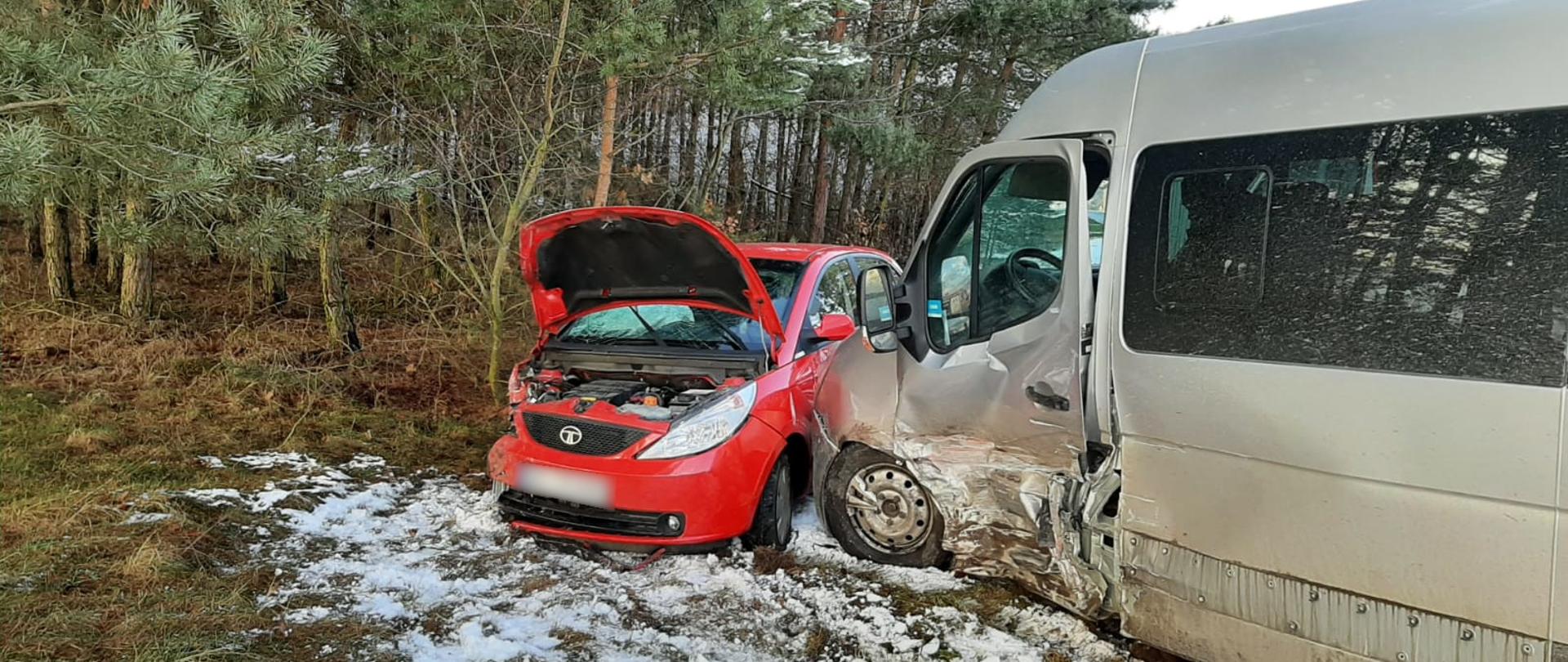 Kolizja samochodu osobowego z busem.