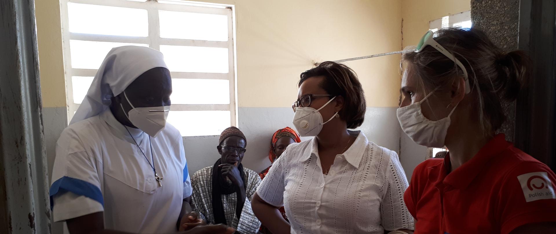 Aide polonaise 2020 - visite de l'Ambassadeur Margareta Kassangana au poste de santé St. Martin à Bambey