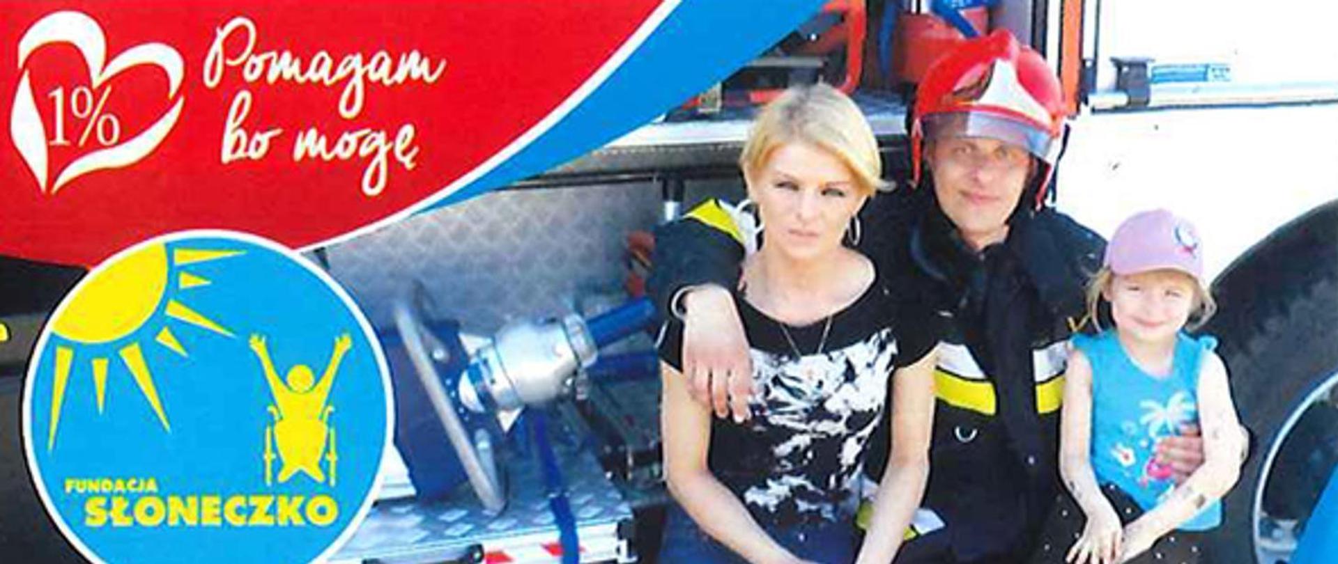 Grafika przedstawiająca strażaka z żoną i dzieckiem siedzącymi na tle wozu strażackiego. W lewym górnym rogu na czerwonym tle napis: Pomagam bo mogę. w lewym dolnym rogu okrągłe niebieskie logo z żółtymi napisami "Fundacja słoneczko".