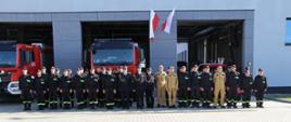 Dzień strażaka przed JRG 1 Kielce. Strażacy pozują do zdjęcia przed jednostką. 