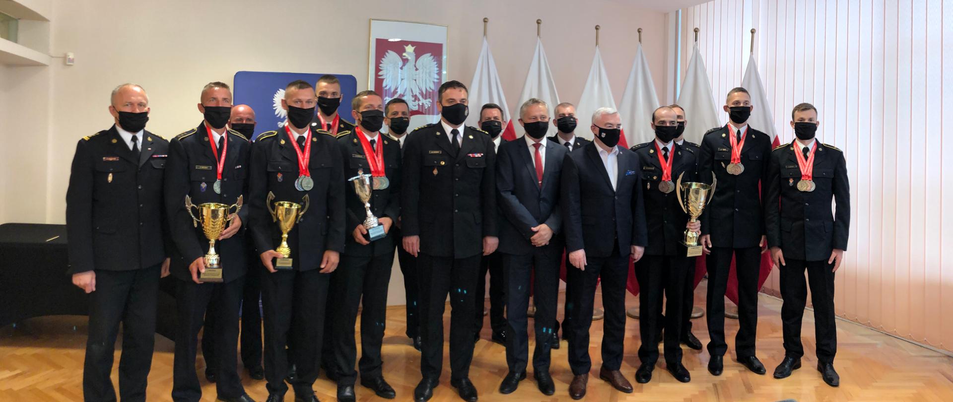 Gratulacje władz województwa świętokrzyskiego dla strażaków – złotych medalistów Mistrzostw Polski w Sporcie Pożarniczym