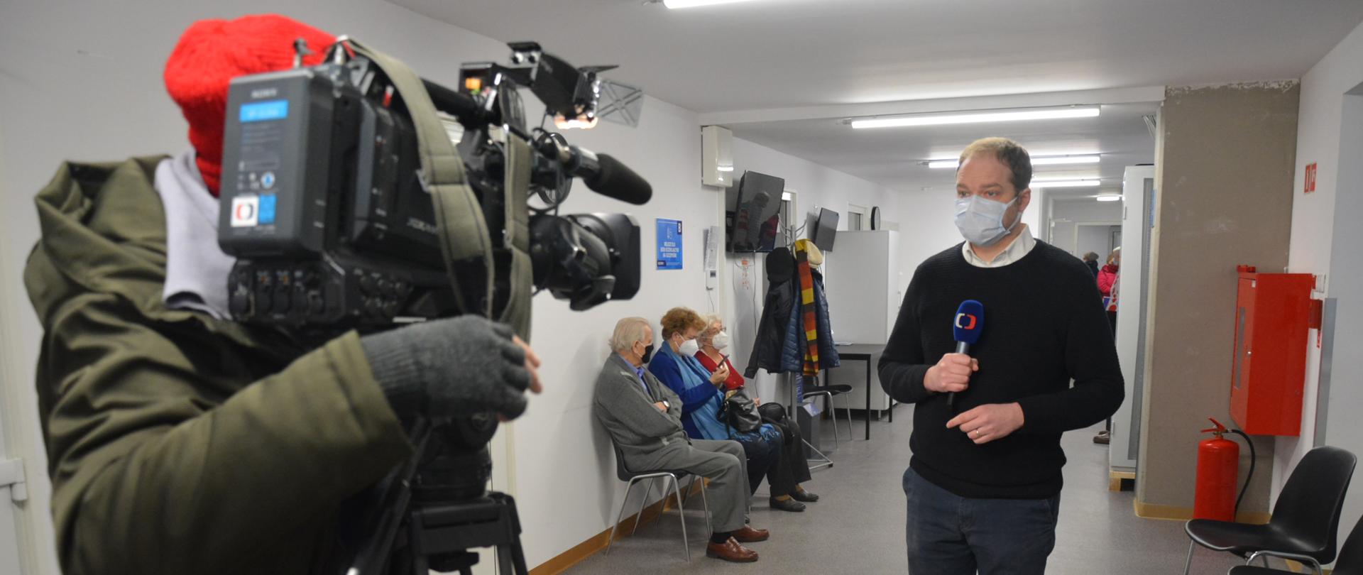 Ekipa czeskiej telewizji nagrywa materiał w łódzkim szpitalu tymczasowym 