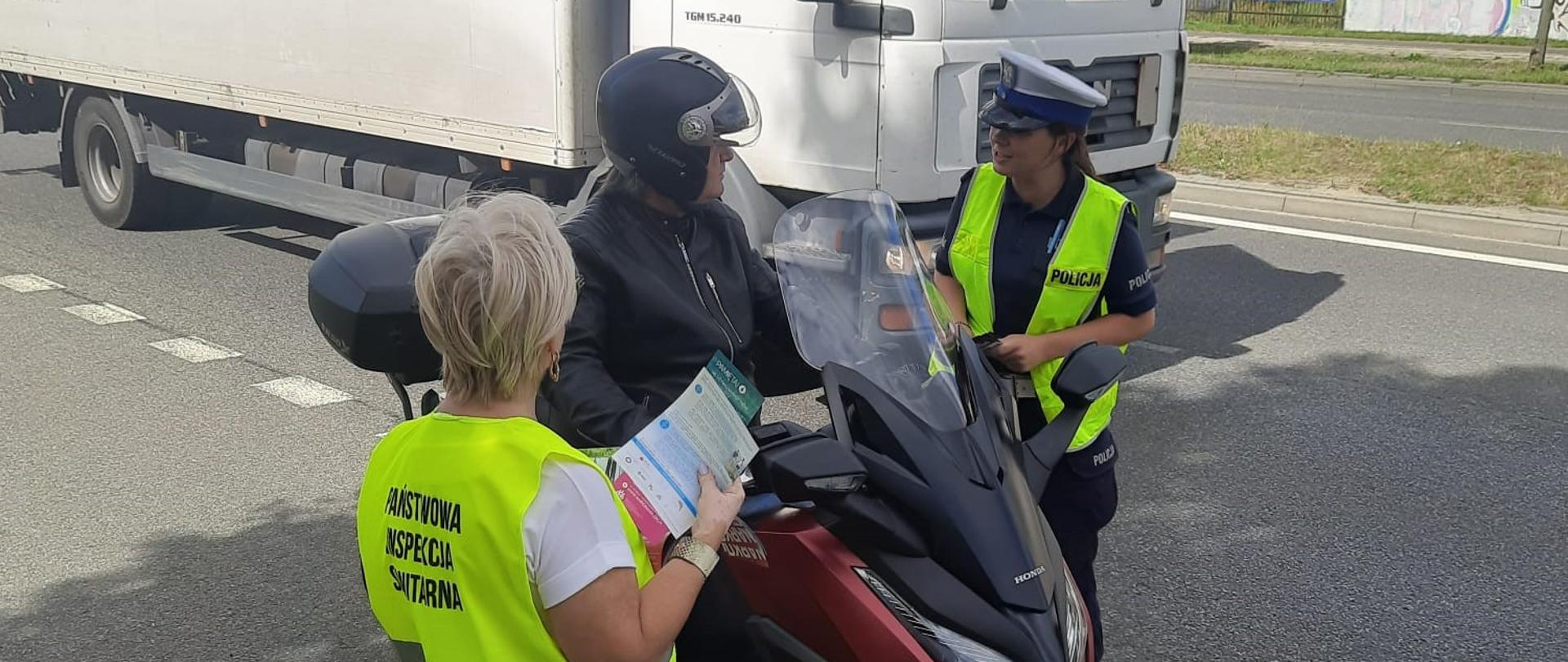 motocyklista rozmawiający z panią policjantką