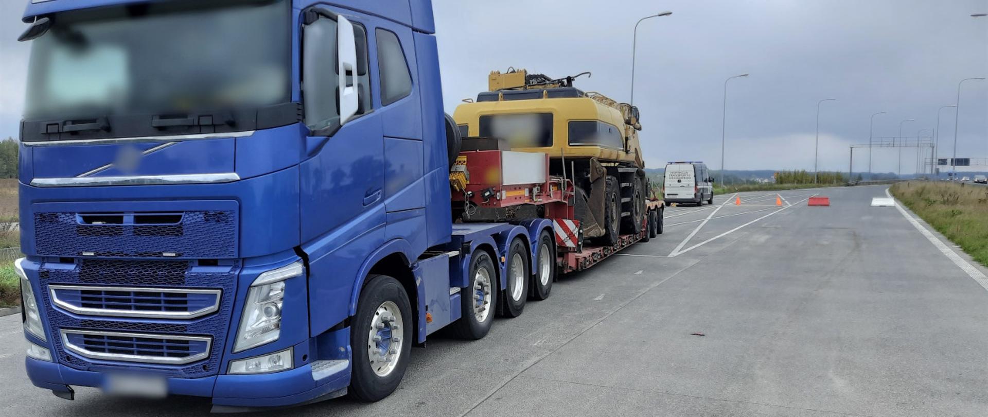 Gabaryt z koparką, zatrzymany na ekspresowej „ósemce”, w pobliżu Wyszkowa, przez patrol mazowieckiej Inspekcji Transportu Drogowego z Warszawy.