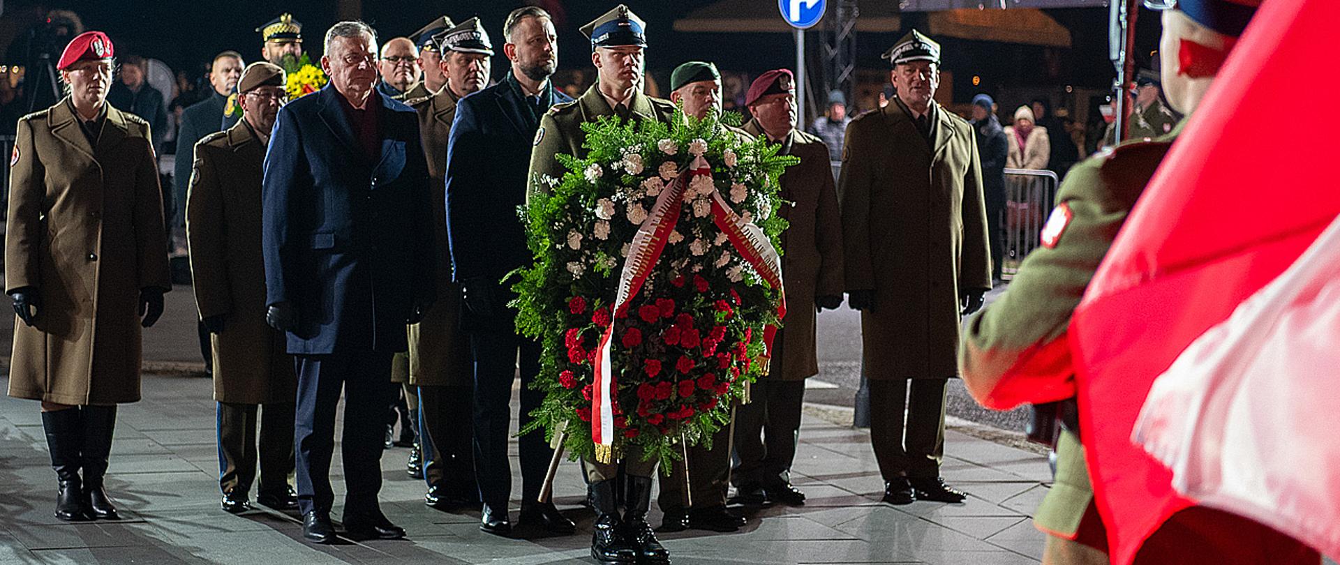 W przeddzień 106. rocznicy odzyskania przez Polskę niepodległości przed pomnikiem marszałka Józefa Piłsudskiego w Warszawie odbył się Capstrzyk Niepodległości. W uroczystości uczestniczył szef MON, wiceminister Paweł Bejda, kadra dowódcza Wojska Polskiego, harcerze oraz środowiska kombatanckie i patriotyczne.