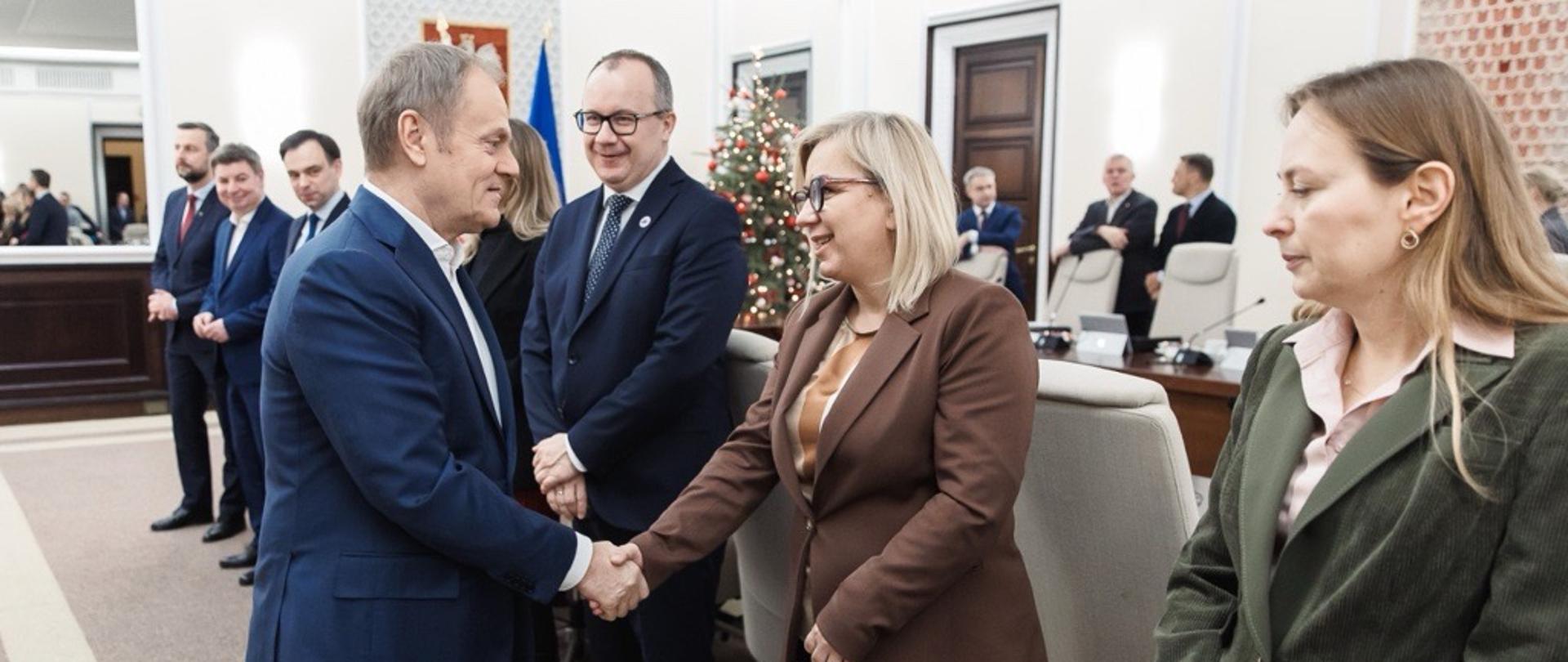 Ministra Paulina Hennig - Kloska oraz Premier Donald Tusk podczas Rady Ministrów.Powitanie.