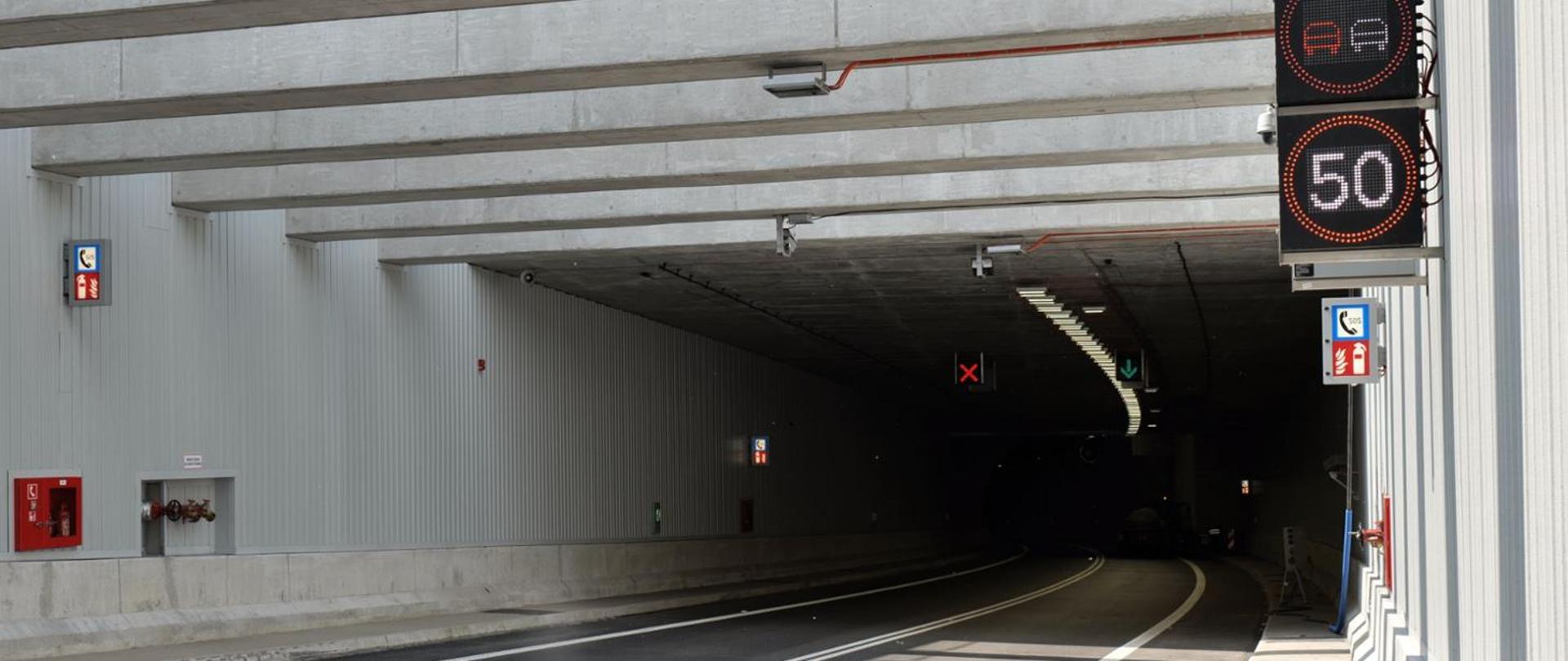 Tunel pod Świną - znaki zmiennej treści na wjeździe do tunelu