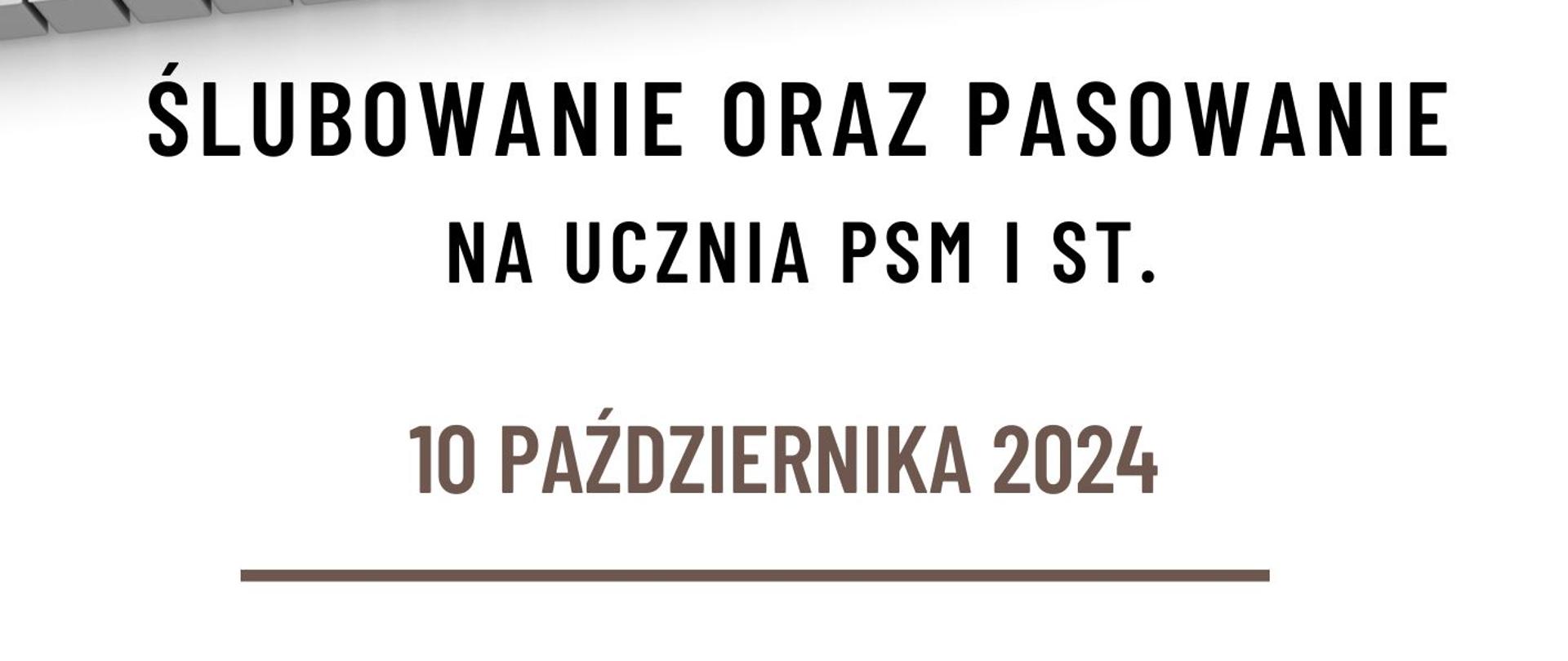 Plakat z białym tłem i czarną czcionką z umieszczoną u góry klawiaturą pianina. Pod grafiką klawiatury znajdują się informacje dotyczące ślubowania oraz pasowania na ucznia PSM I st. 