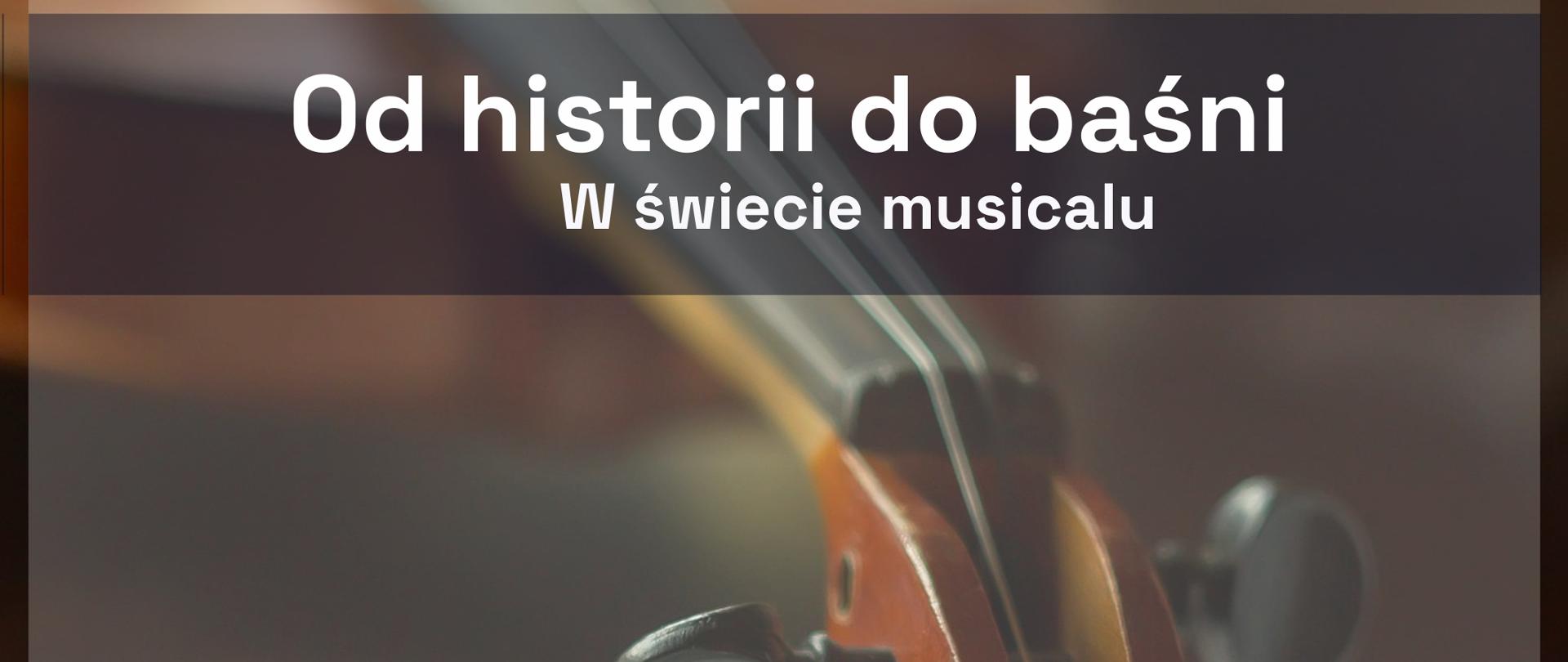 Plakat promujący koncert Filharmonii Narodowej w centralnej części zawiera tytuł koncertu, tj. „Od historii do baśni. W świecie musicalu." W górnych rogach plakatu załączone są logotypy Filharmonii Narodowej oraz PSM I st. im. Jana Sebastiana Bacha w Grajewie. W prawym dolnym rogu widnieje data koncertu oraz godzina - 20.01.2025, godz. 15.30. Tło plakatu wypełnia grafika na której widnieją skrzypce leżące na nutach.
