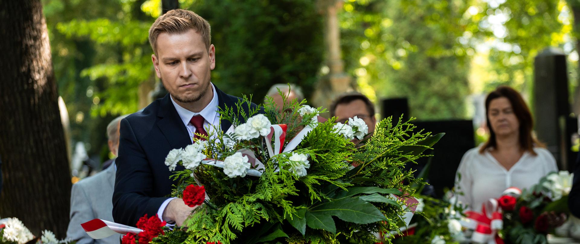 I Wicewojewoda Łódzki Marcin Buchali składa kwiaty 