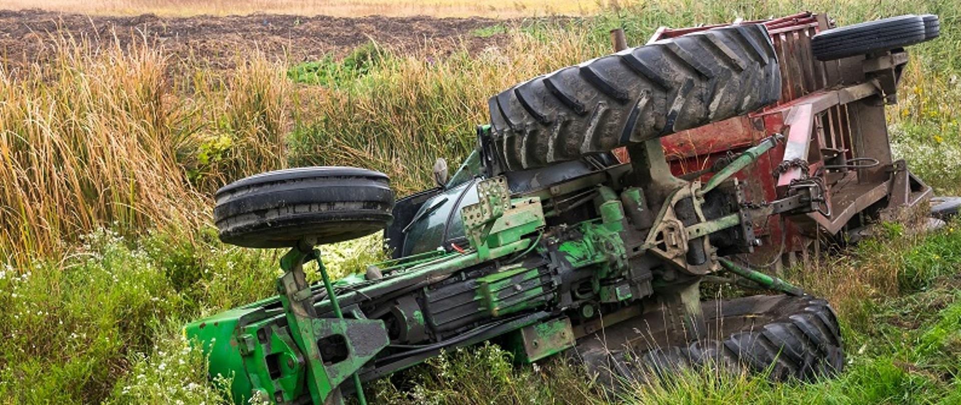 przewrócony traktor na polu