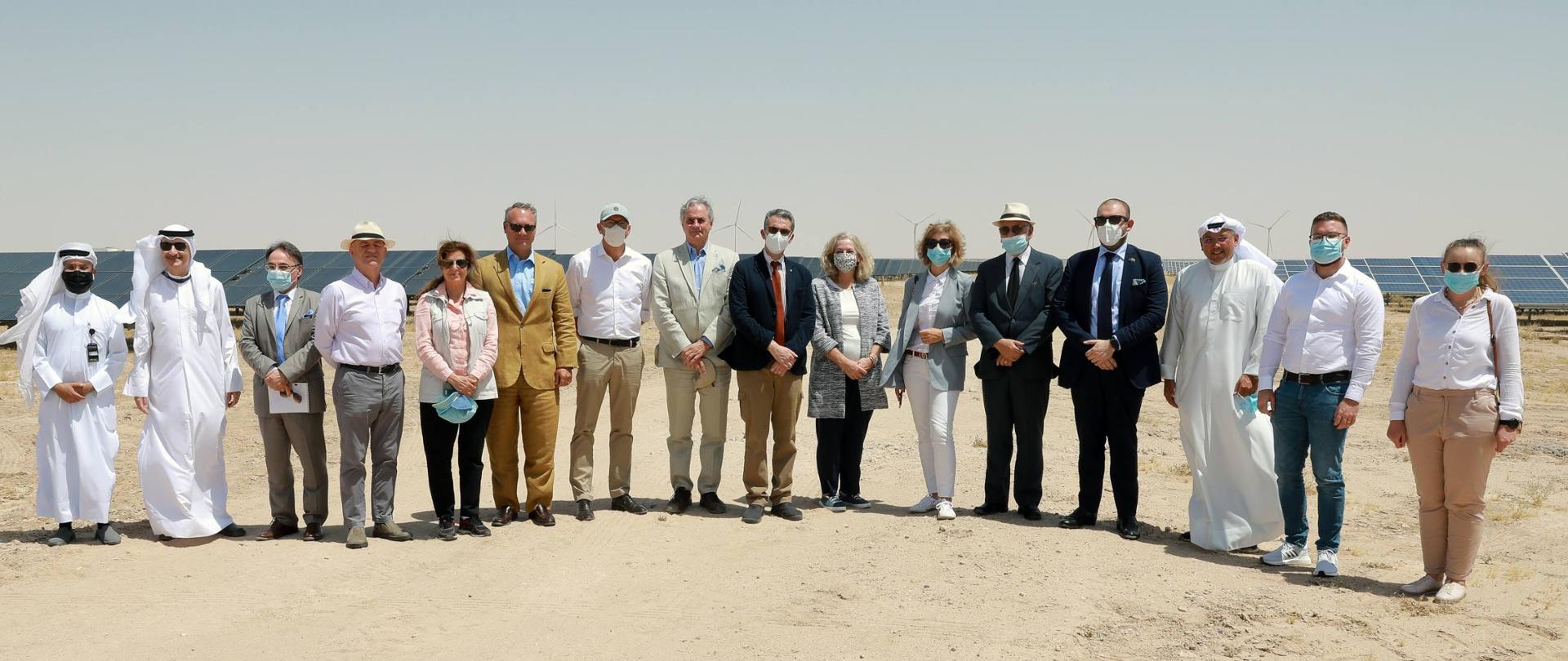 wizyta dyplomatów w Al-Shagaya Renewable Energy Park
