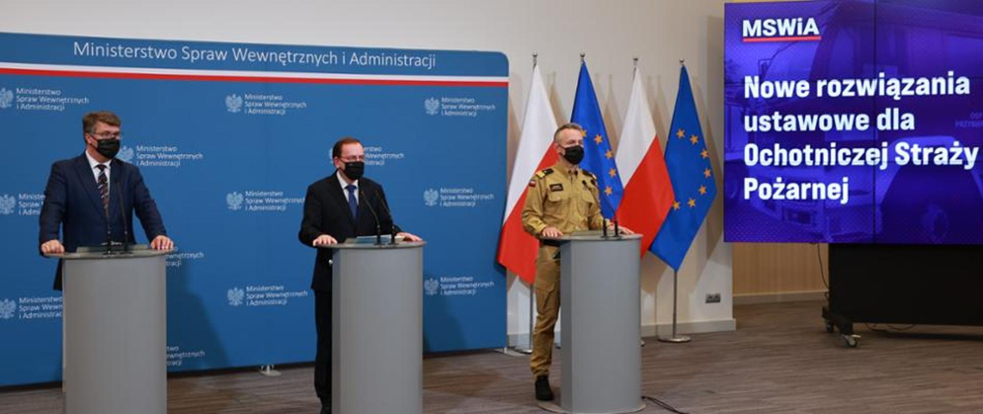 Od lewej wiceminister MSWiA Maciej Wąsik, minister MSWiA Mariusz Kamiński oraz komendant główny PSP nadbryg. Andrzej Bartkowiak"