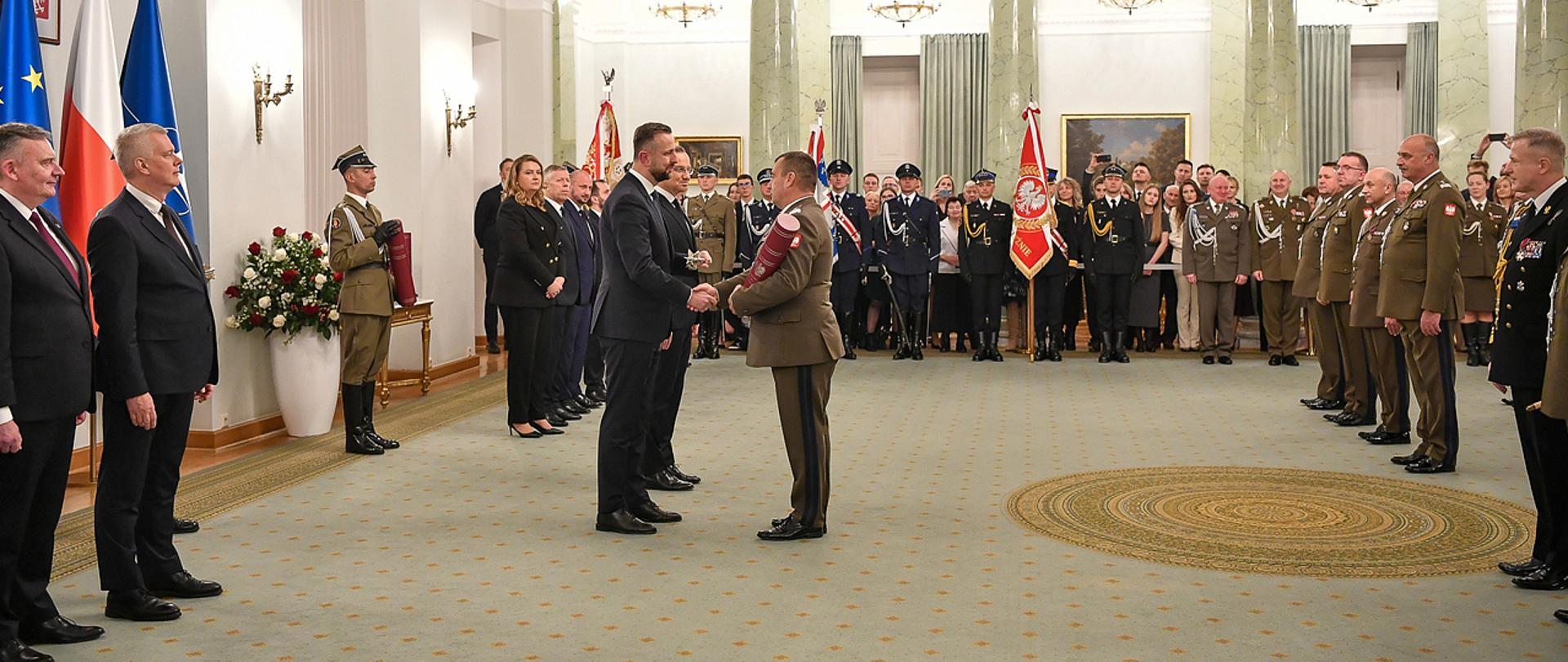 W przeddzień Narodowego Święta Niepodległości, Prezydent Rzeczypospolitej Polskiej, Zwierzchnik Sił Zbrojnych RP Andrzej Duda na wniosek Ministra Obrony Narodowej Władysława Kosiniaka - Kamysza, wręczył akty mianowań 12 oficerom Wojska Polskiego na stopnie generalskie oraz akt mianowania na stopień admiralski. Szef MON w trakcie uroczystości wręczył oficerom pierścienie generalskie i Buzdygany Honorowe. Fot. st. kpr. Wojciech Król CO MON