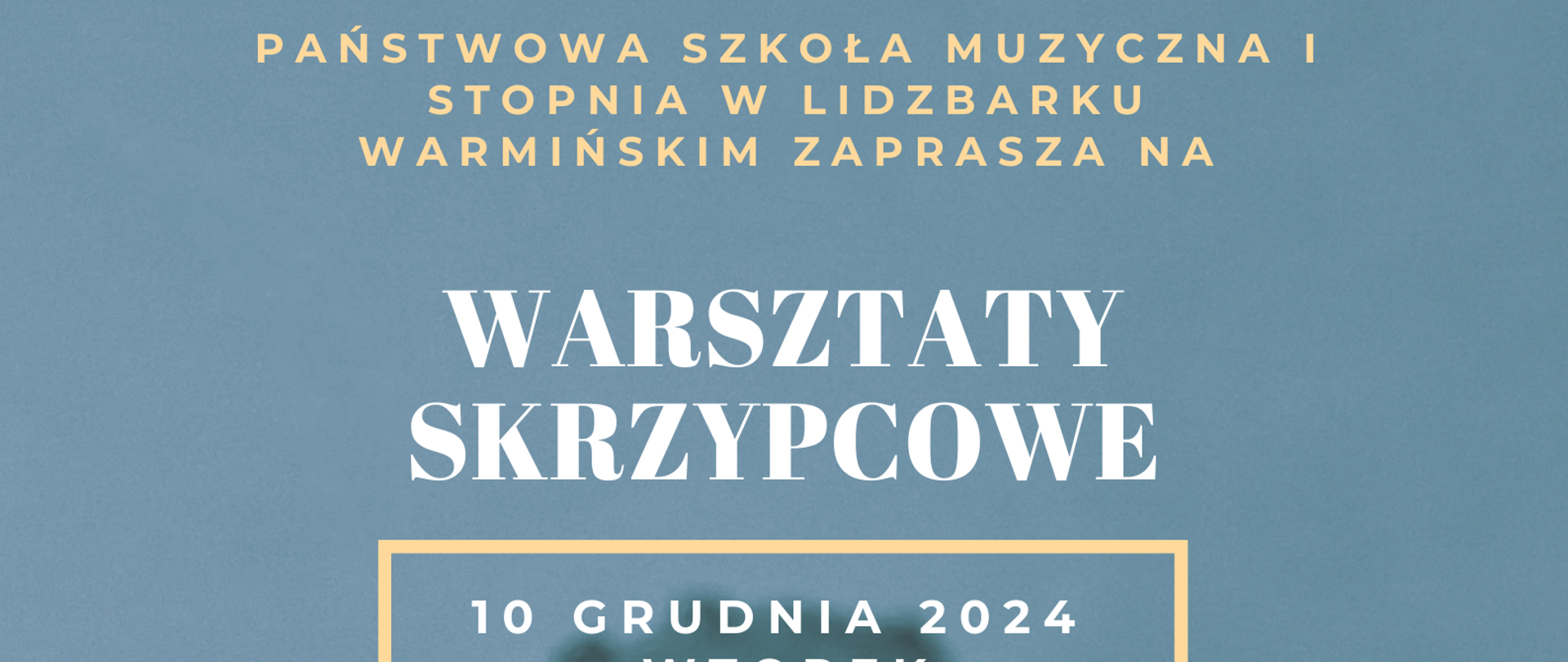 Plakat warsztatów skrzypcowych. Na niebieskim tle słabo widoczne skrzypce .Na samej górze nazwa szkoły napisana w kolorze żółtym, poniżej tytuł warsztatów w kolorze białym, niżej w żółtej ramce harmonogram warsztatów. Na samym dole plakatu żółty pasek, na nim nazwisko i imię prowadzącej.
