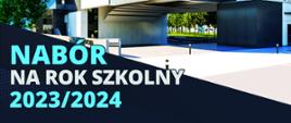 Baner z niebiesko-białym napisem "nabór na rok szkolny 2023/2024" na ciemnym tle. Z prawej strony widoczny fragment zdjęcia sceny letniej PSM w Strzyżowie.