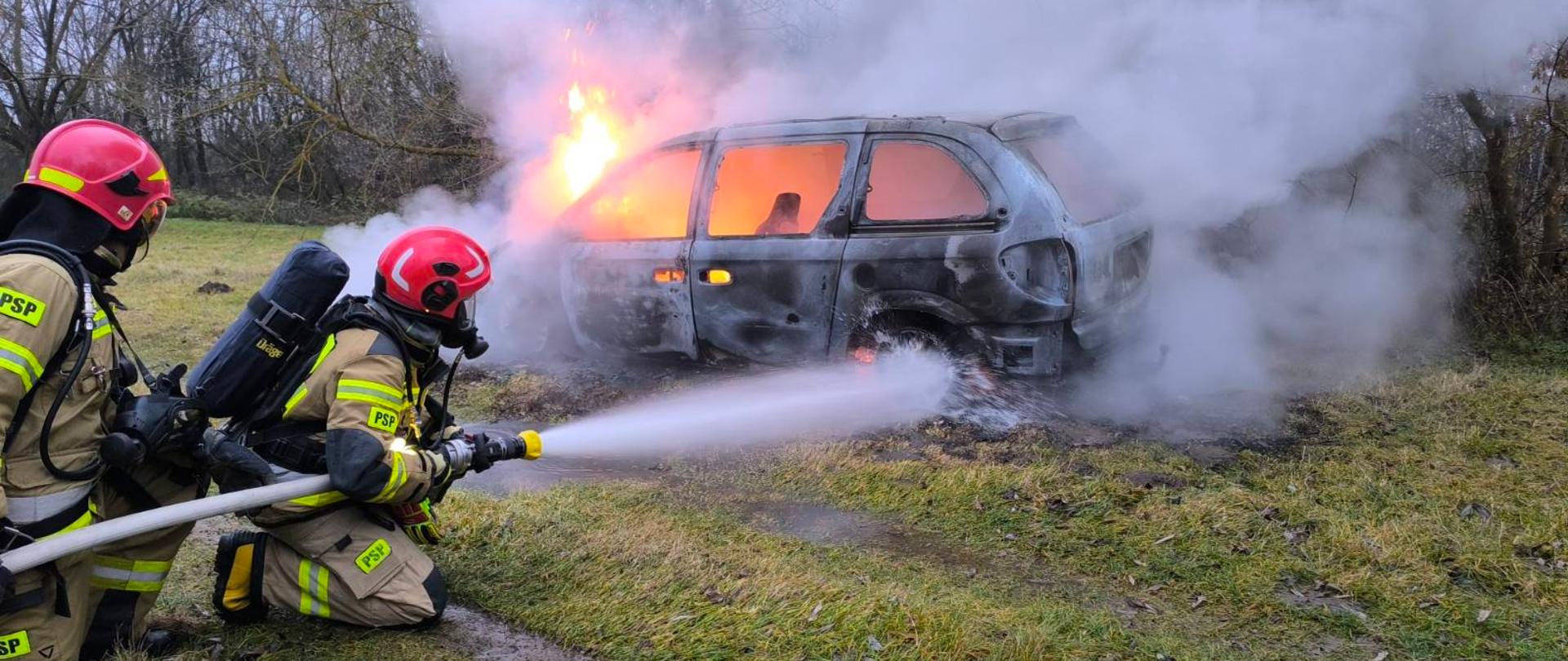 Pożar samochodu samochód w ogniu